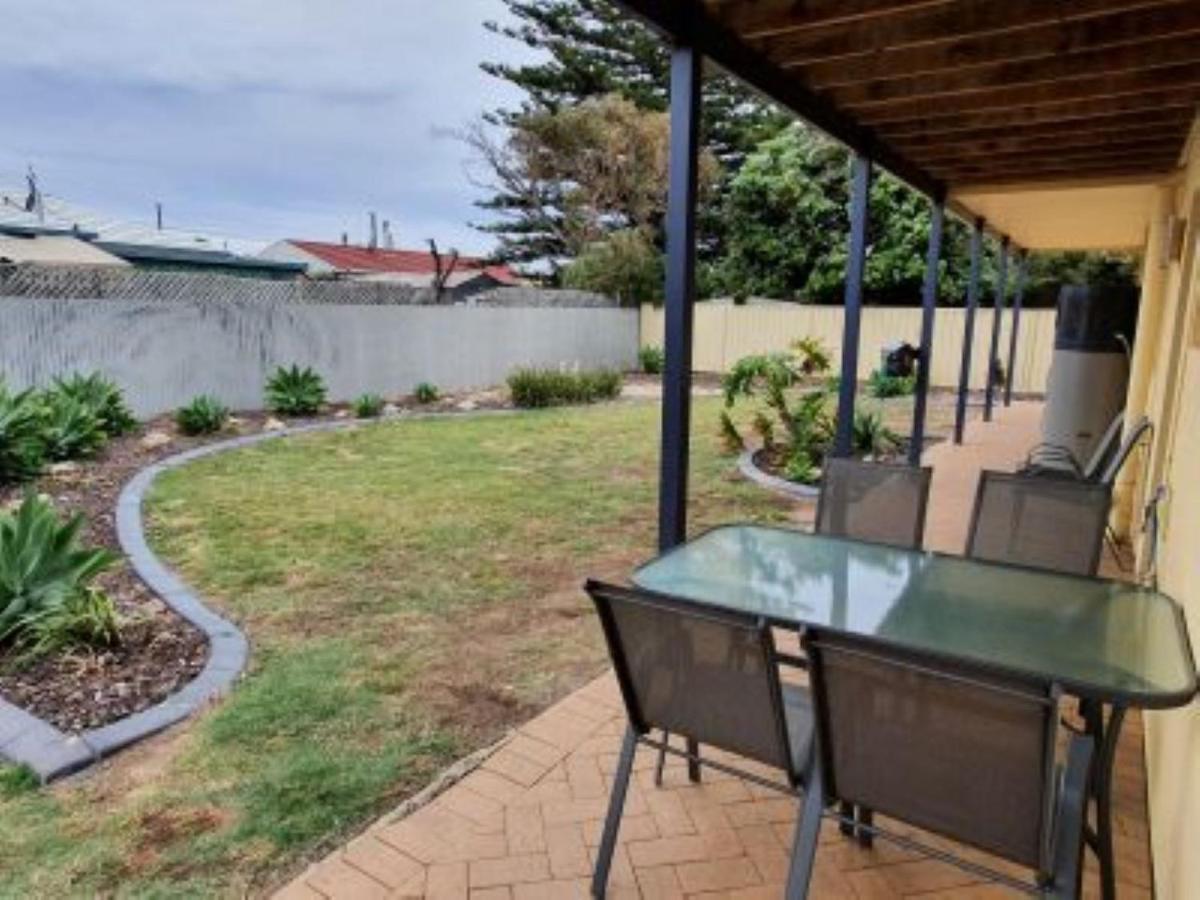 Beachside Escape On The Esplanade Apartment